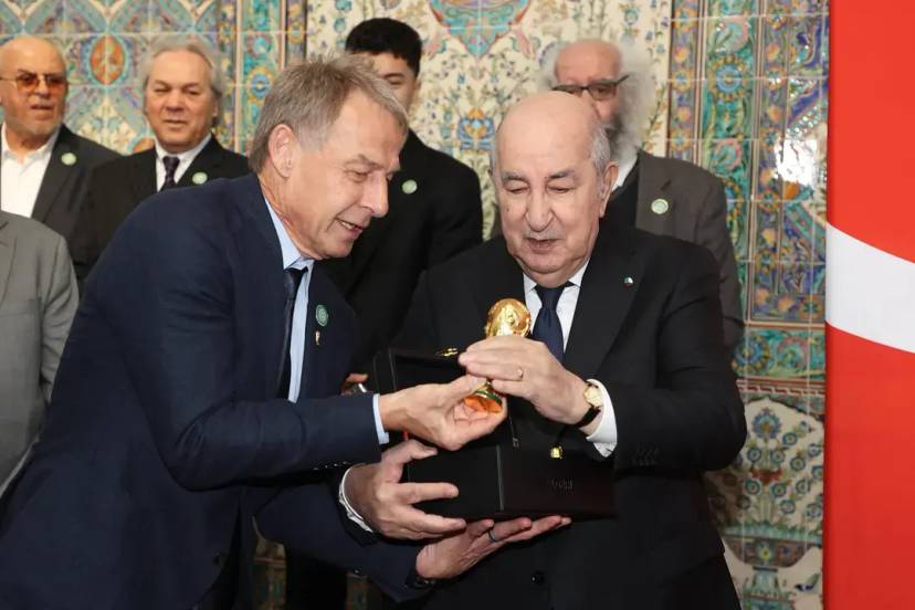 President of the Republic receives Algerian football legends